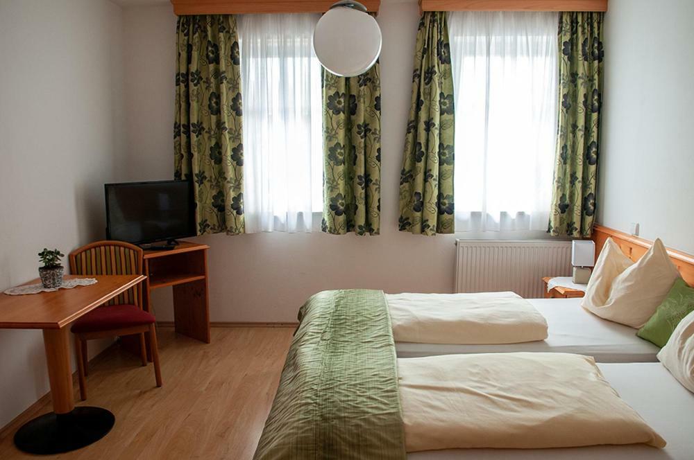 Pension Hiesel-Villa Untersbergblick Anthering ภายนอก รูปภาพ